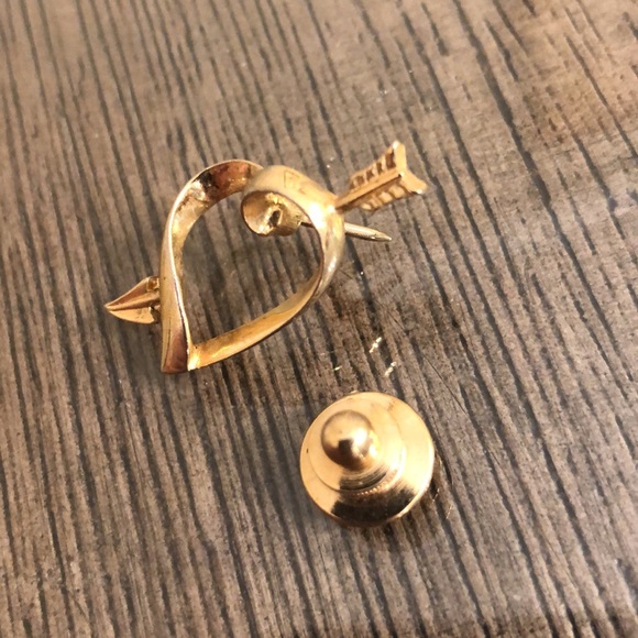 Vintage 1983 AVON Heart & Arrow Pin “Love Struck” - Picture 4 of 11